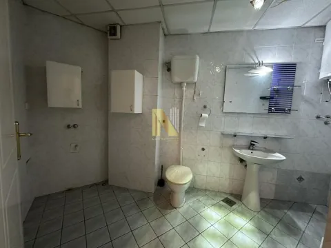 Manje opremljeno kupatilo sa keramičkim pločicama i osnovnim sanitarijama. - image 12