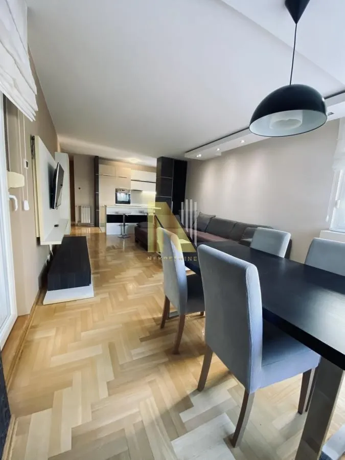 Izdavanje, četvorosoban stan, 98m², Centar, Novi Sad
