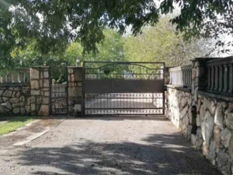 Izdavanje, kuća, 350m², Donja Gorica, Podgorica - image 13