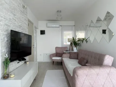 Izdavanje, dvosoban stan, 50m², Bečići, Budva - image 12