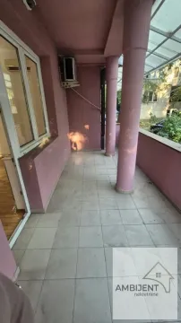 Prostrana natkrivena terasa sa stubovima i popločanim podom. - image 12