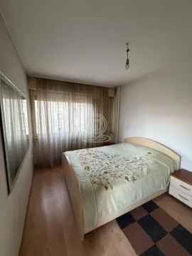 Nameštena spavaća soba sa bračnim krevetom, prozorom sa zavesama i noćnim stočićem. - image 18