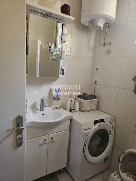 Manje kupatilo sa umivaonikom, ogledalom, veš mašinom i bojlerom. - image 15