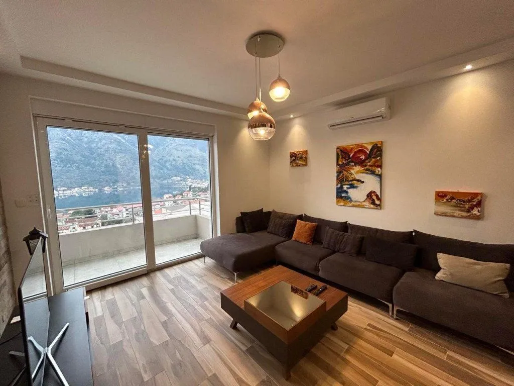 Rent, three bedroom apartment, 120m², Dobrota, Kotor