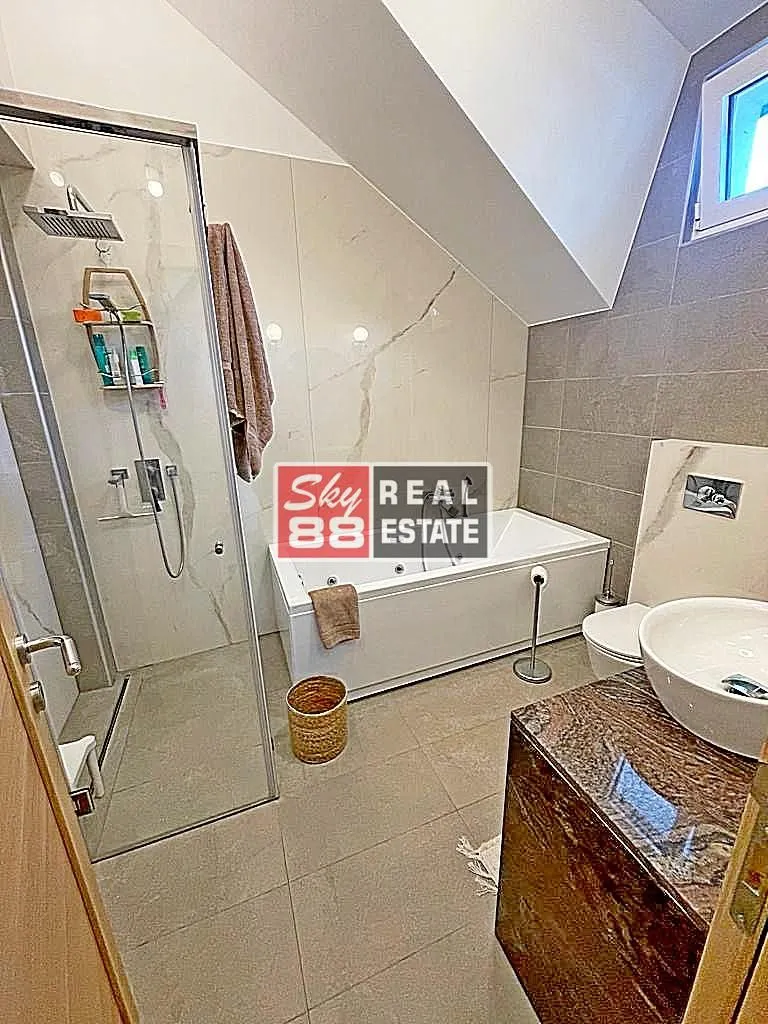 Izdavanje, stan, 180m², Senjak, Beograd