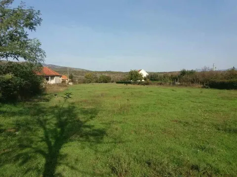 Zeleni plac u mirnom okruženju sa pogledom na prirodu. - image 3