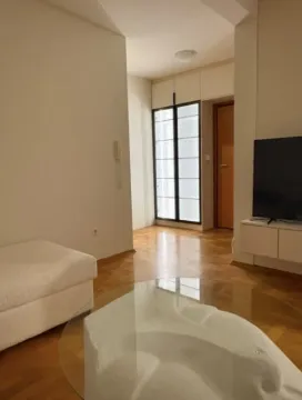 Dnevna soba sa garniturom, stočićem i televizorom. - image 2
