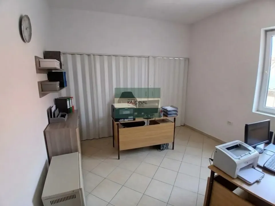 Prodaja, poslovni prostor, 80m², Centar, Jagodina