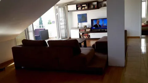 Svijetla dnevna soba sa udobnim namještajem i izlazom na balkon. - image 3