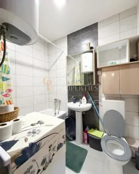 Smaller bathroom with a bathtub, washbasin, and toilet. - image 6