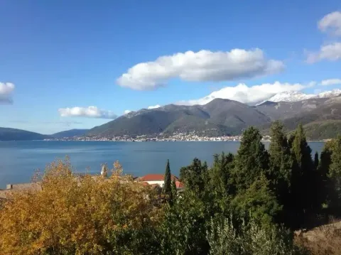 Pogled na more i planine sa lokacije nekretnine. - image 14