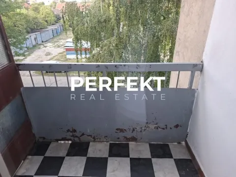 Pogled sa balkona na zelene površine i dvorište. - image 13