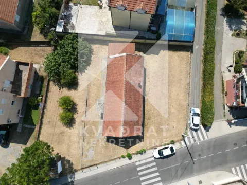 Pogled iz vazduha na kuću sa dvoriijem i okolnim objektima. - image 3