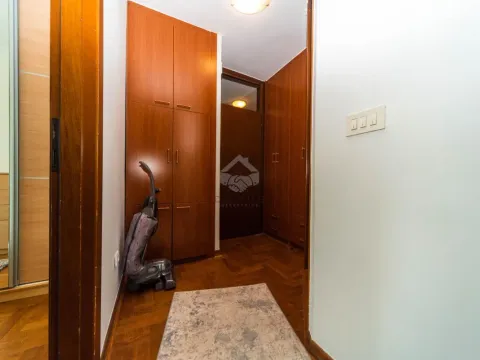 Prodaja, trosoban stan, 126m², Stari Aerodrom, Podgorica - image 9