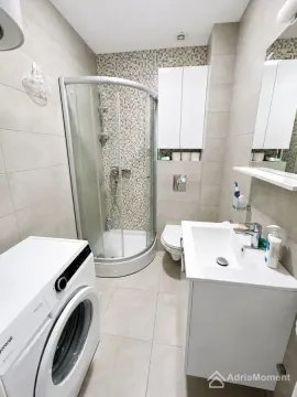 Manje kupatilo sa tuš kabinom, umivaonikom i veš mašinom. - image 8