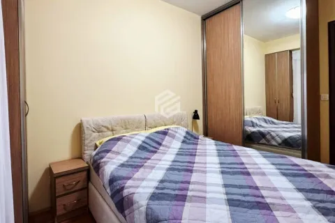 Furnished bedroom with a double bed and a mirrored built-in wardrobe. - image 19