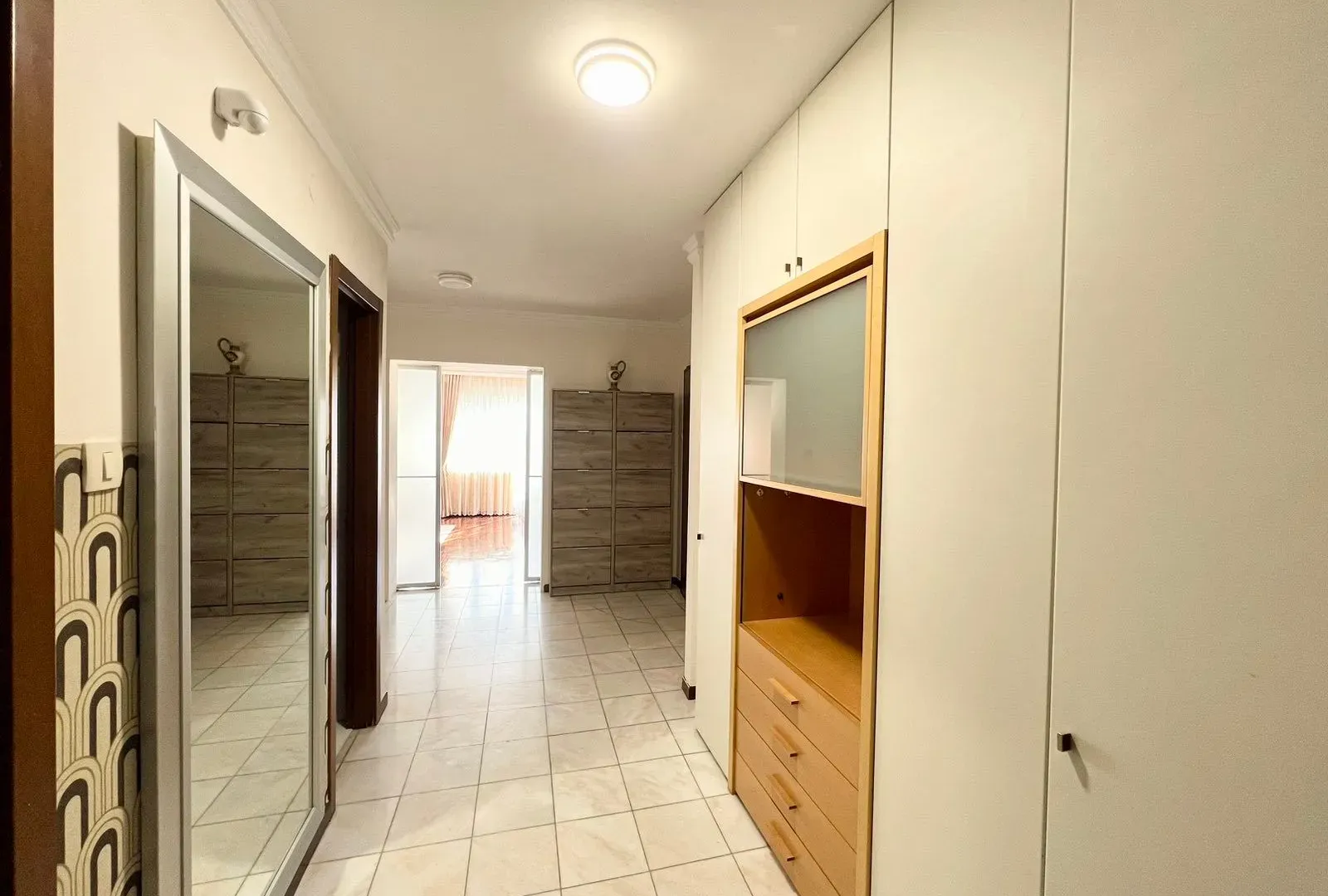 Izdavanje, trosoban stan, 165m², Gorica C, Podgorica