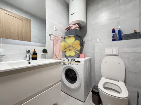 Moderne kupatilo sa umivaonikom, veš mašinom i toaletom. - image 8