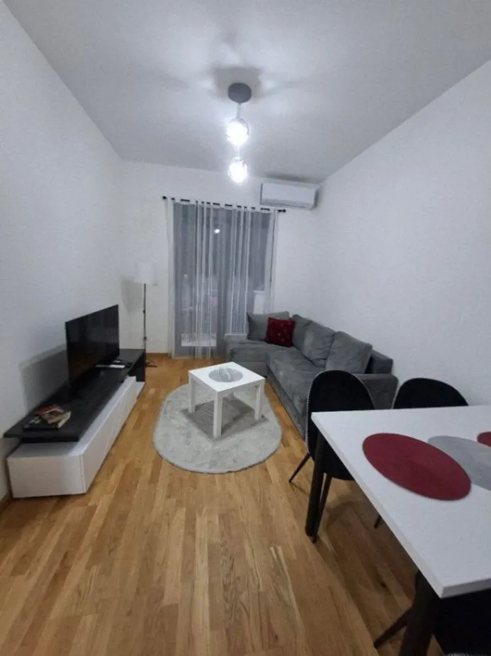 Izdavanje, jednosoban stan, 40m², Krivi Most, Podgorica