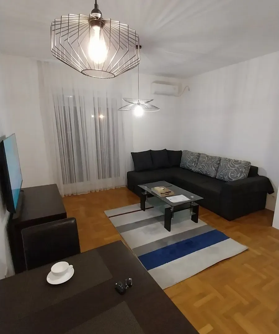 Izdavanje, jednosoban stan, 42m², Stari Aerodrom, Podgorica