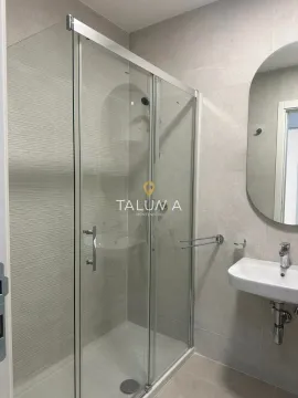 Moderno kupatilo sa tuš kabinom i umivaonikom. - image 4