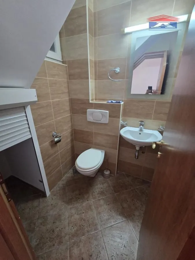 Izdavanje, četvorosoban stan, 78m², Centar, Novi Sad