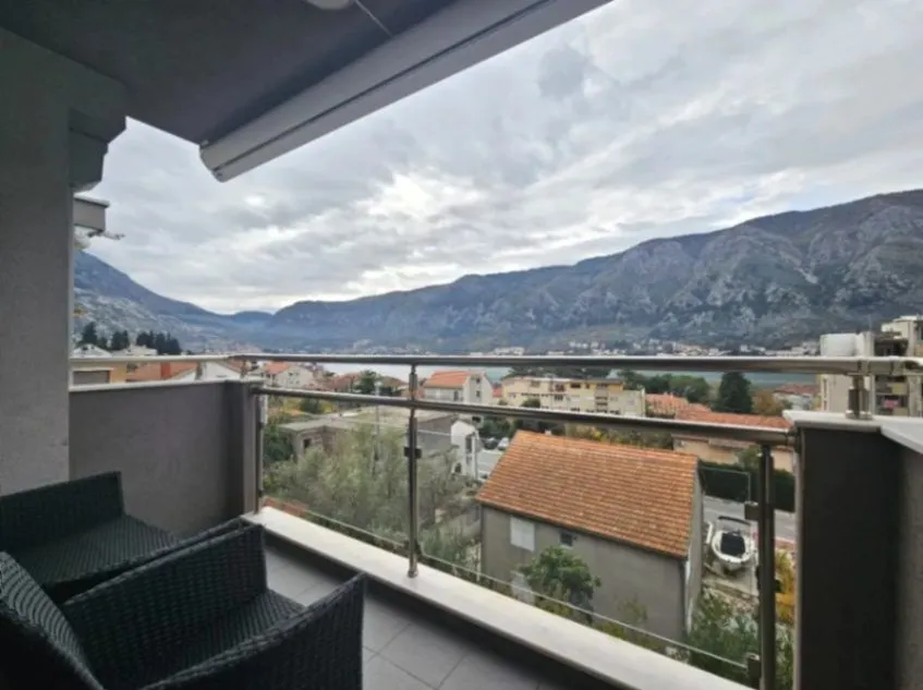 Prodaja, trosoban stan, 100m², Dobrota, Kotor
