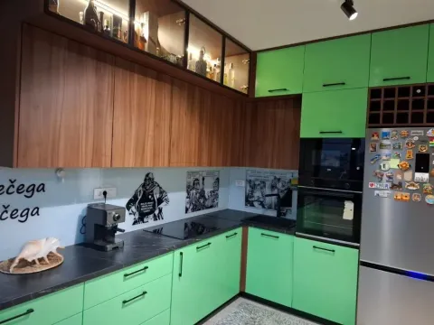Moderna kuhinja sa zelenim i drvenim elementima. - image 16