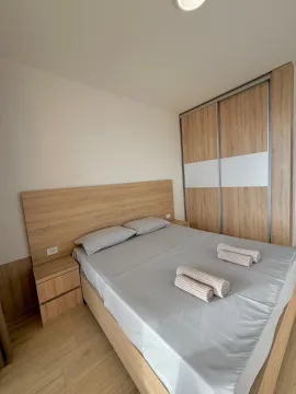 Namještena spavaća soba sa bračnim krevetom i ugradnim ormarom. - image 7