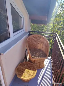 Manji natkriveni balkon sa pletenom foteljom i stočićem. - image 9