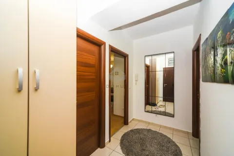 Izdavanje, trosoban stan, 95m², City Kvart, Podgorica - image 13