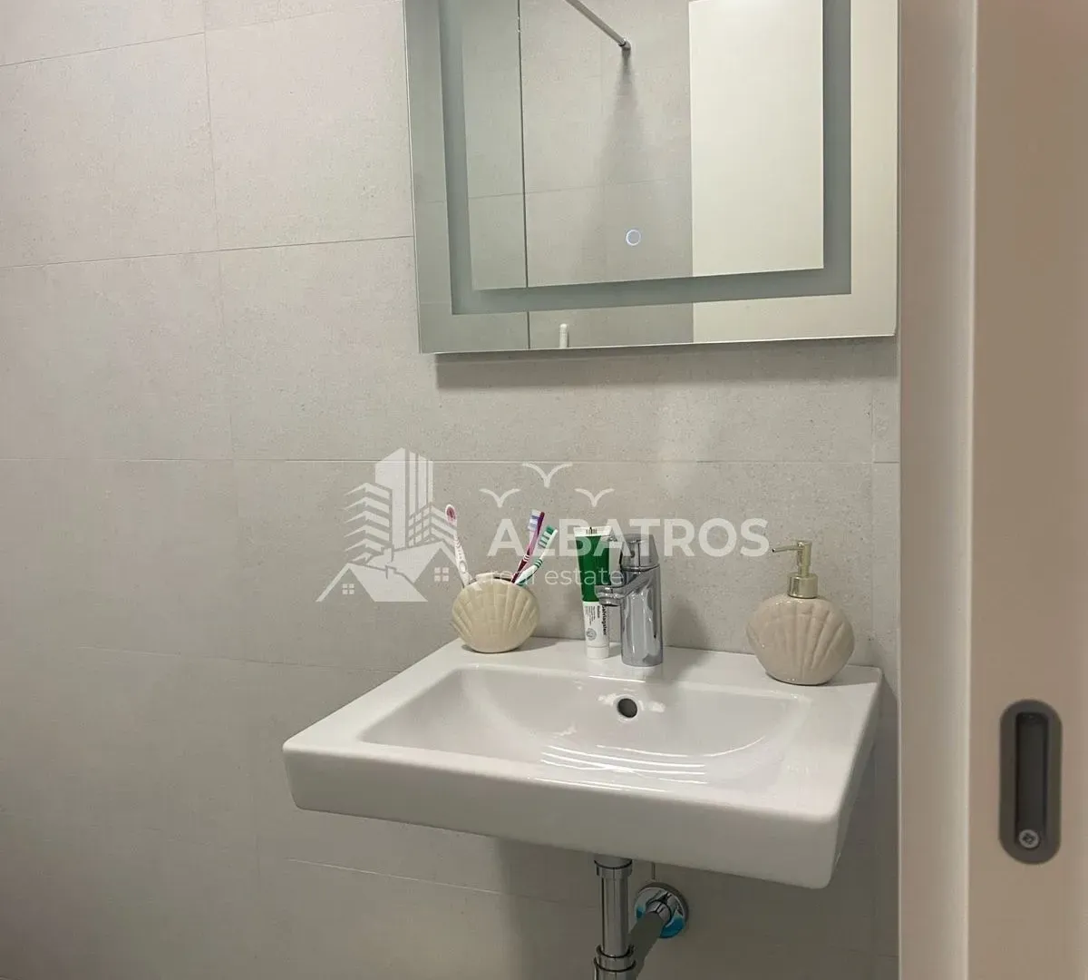 Izdavanje, dvosoban stan, 80m², Centar, Bar