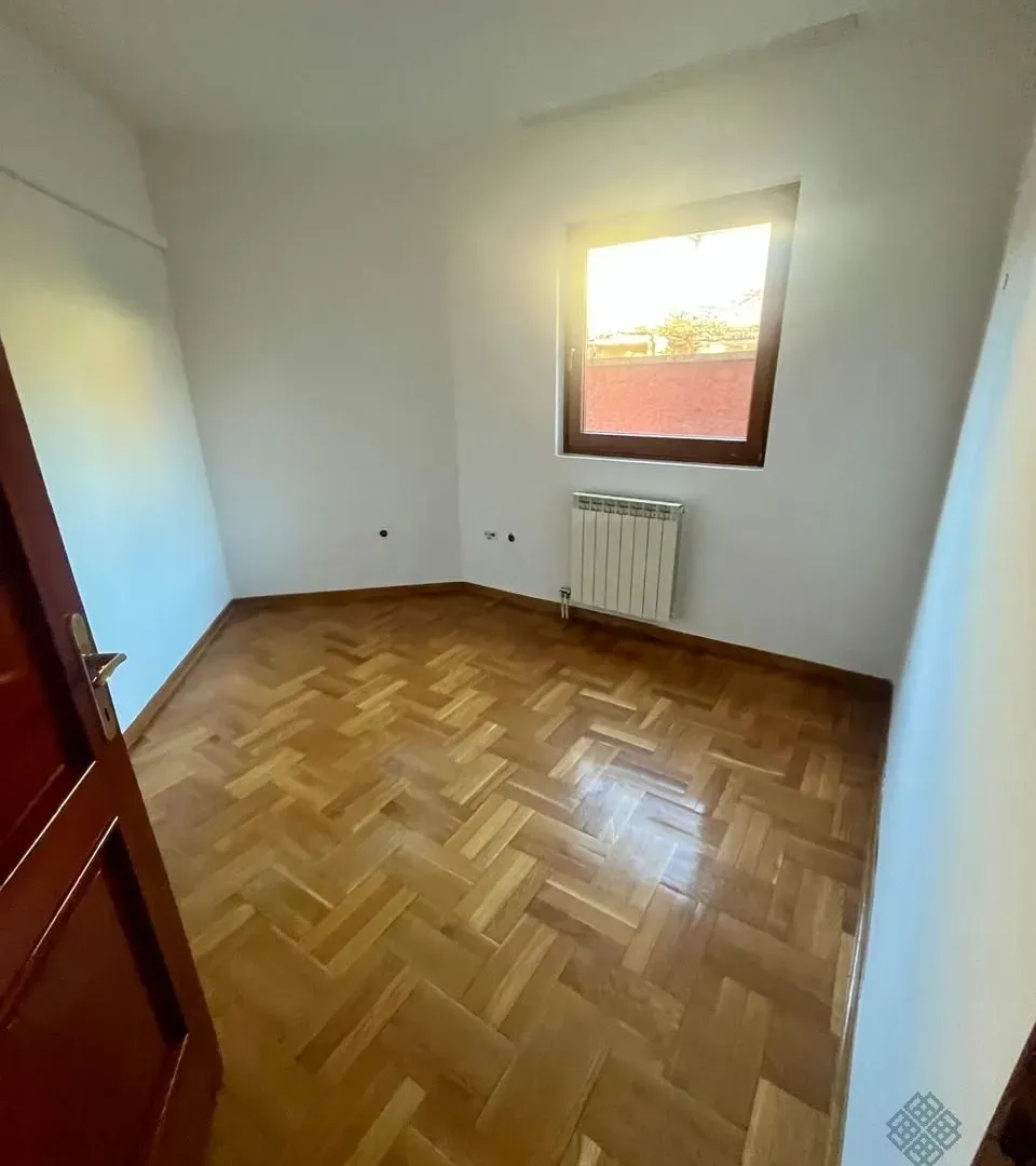 Izdavanje, trosoban stan, 120m², Ibričevina, Podgorica