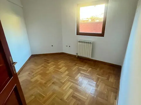 Izdavanje, trosoban stan, 120m², Ibričevina, Podgorica - image 8