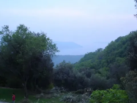 Pogled na more i okolno zelenilo u daljini. - image 3