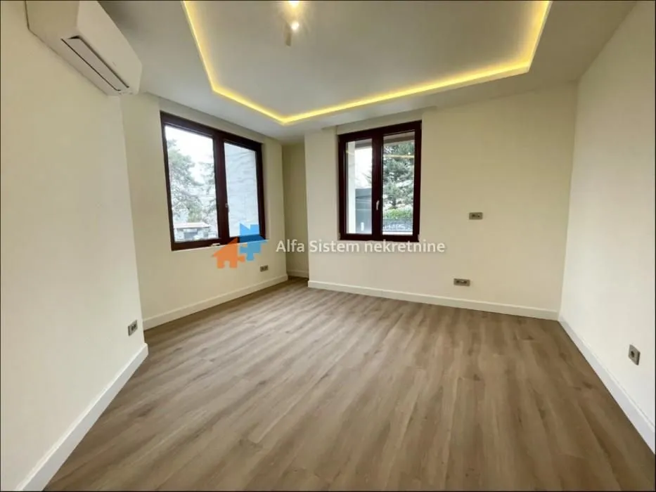 Izdavanje, četvorosoban stan, 153m², Savski Venac, Beograd