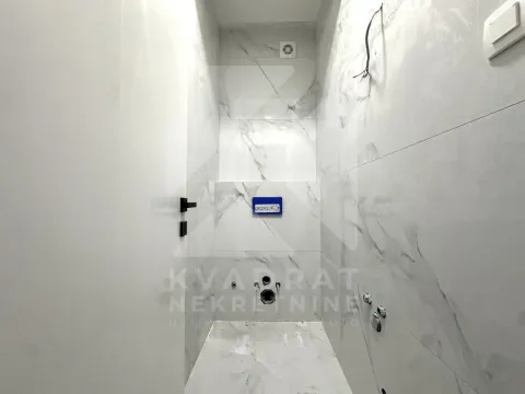 Kupatilo u fazi renoviranja obloženo mermernim pločicama. - image 8