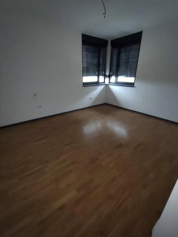 Izdavanje, četvorosoban stan, 200m², Sremska Kamenica, Petrovaradin