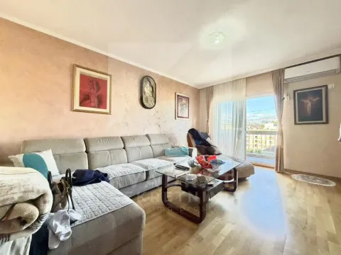 Dnevna soba sa garniturom i izlazom na terasu. - image 13
