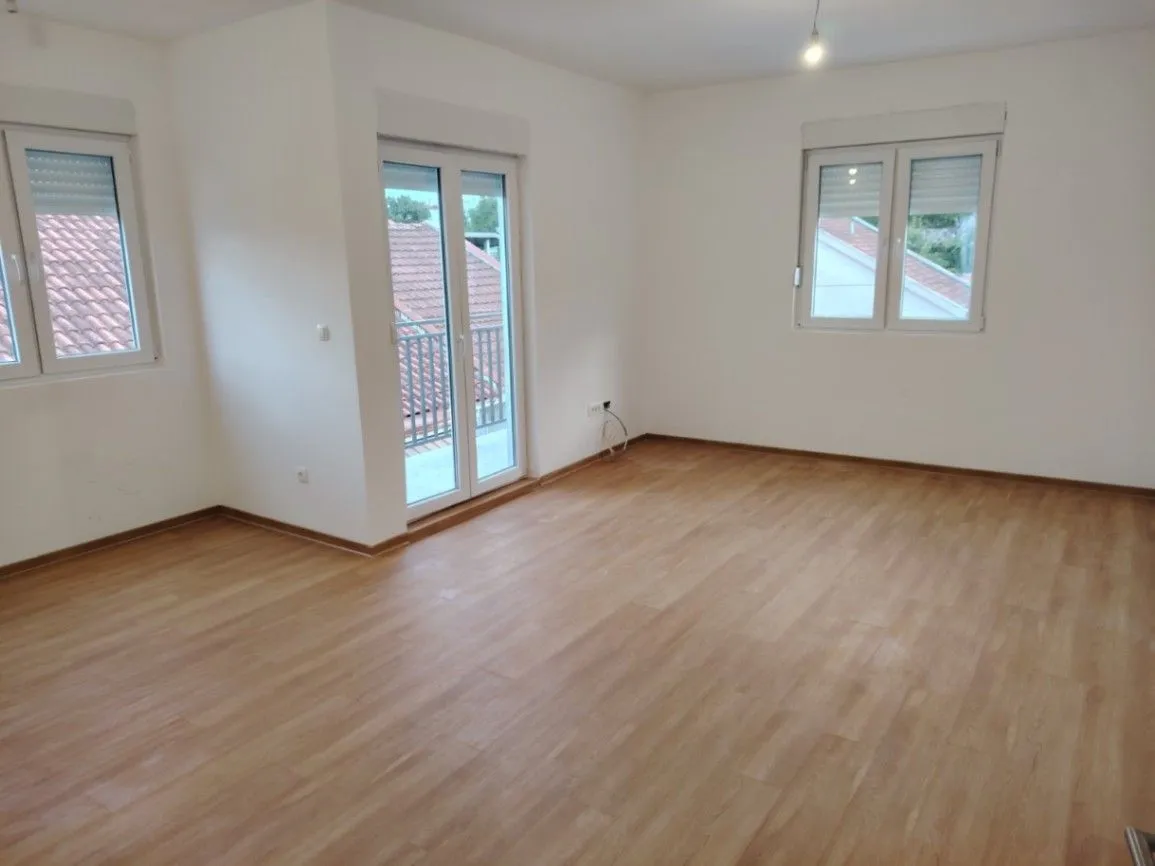 Izdavanje, dvosoban stan, 60m², Zelenika, Podgorica