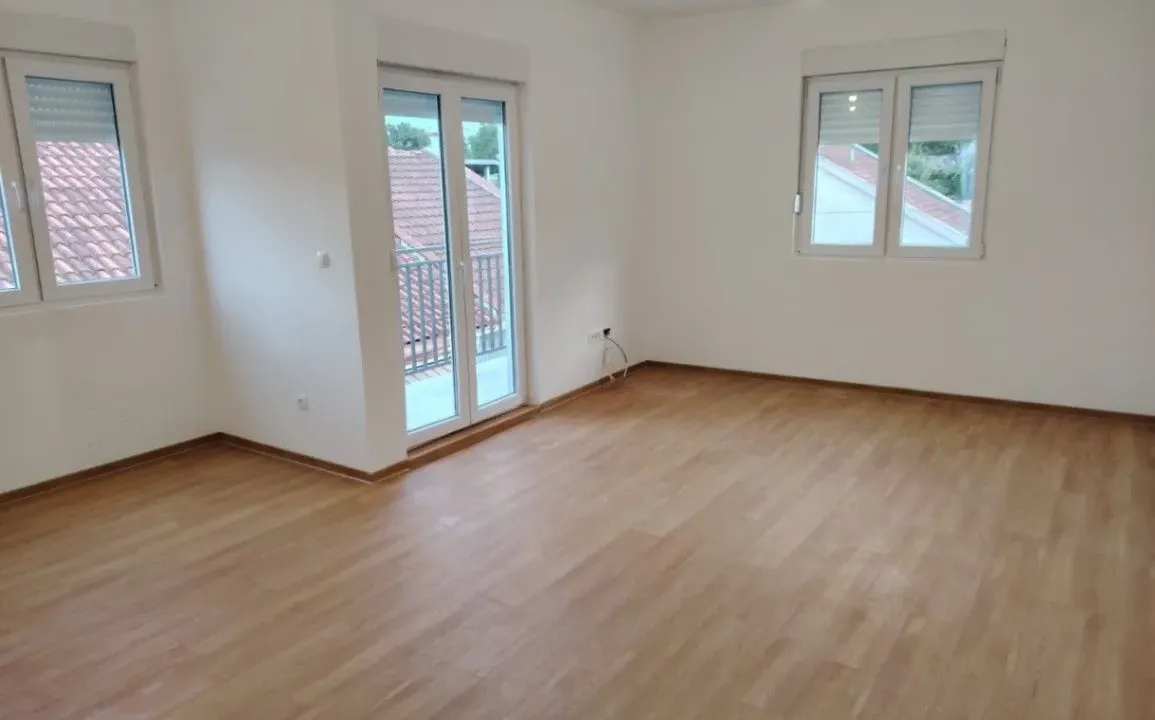 Izdavanje, dvosoban stan, 60m², Zelenika, Podgorica