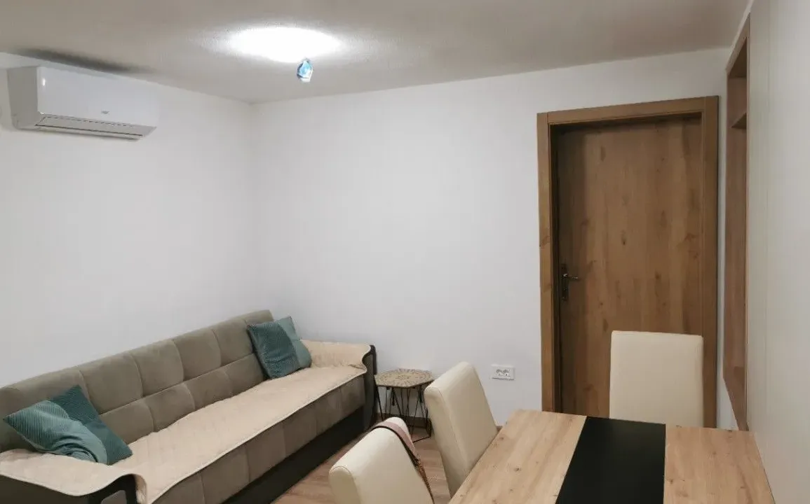 Izdavanje, kuća, 40m², Kavač, Kotor