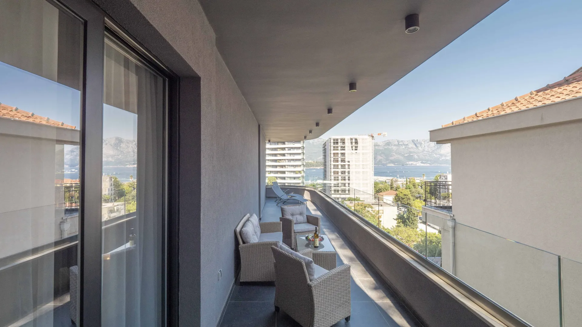 Izdavanje, dvosoban stan, 80m², Gospoština, Budva