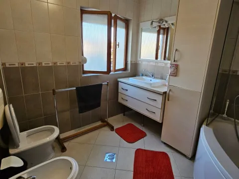 Izdavanje, kuća, 216m², Dalmatinska ulica, Podgorica - image 18