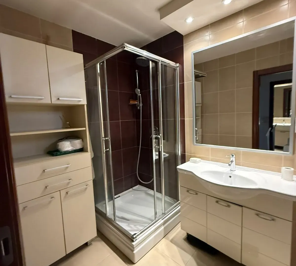 Izdavanje, dvosoban stan, 71m², Centar, Budva