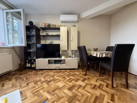 Dnevna soba sa televizorom, nameštajem i trpezarijskim stolom. - image 4
