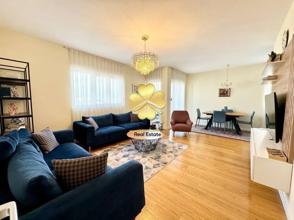 Izdavanje, trosoban stan, 100m², Central Point, Podgorica