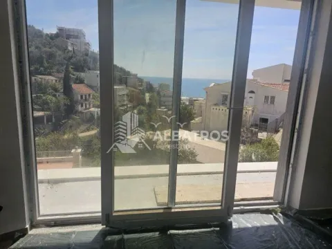 Pogled na more i okolno naselje kroz veliku balkonsku vrata u izgradnji. - image 2