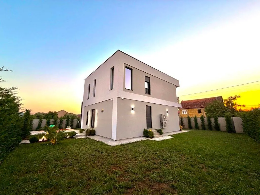 Prodaja, kuća, 225m², Gornja Gorica, Podgorica