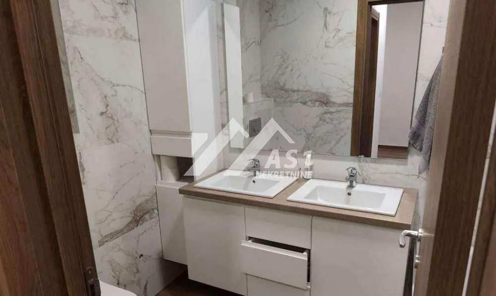 Izdavanje, četvorosoban stan, 100m², Stari grad, Novi Sad